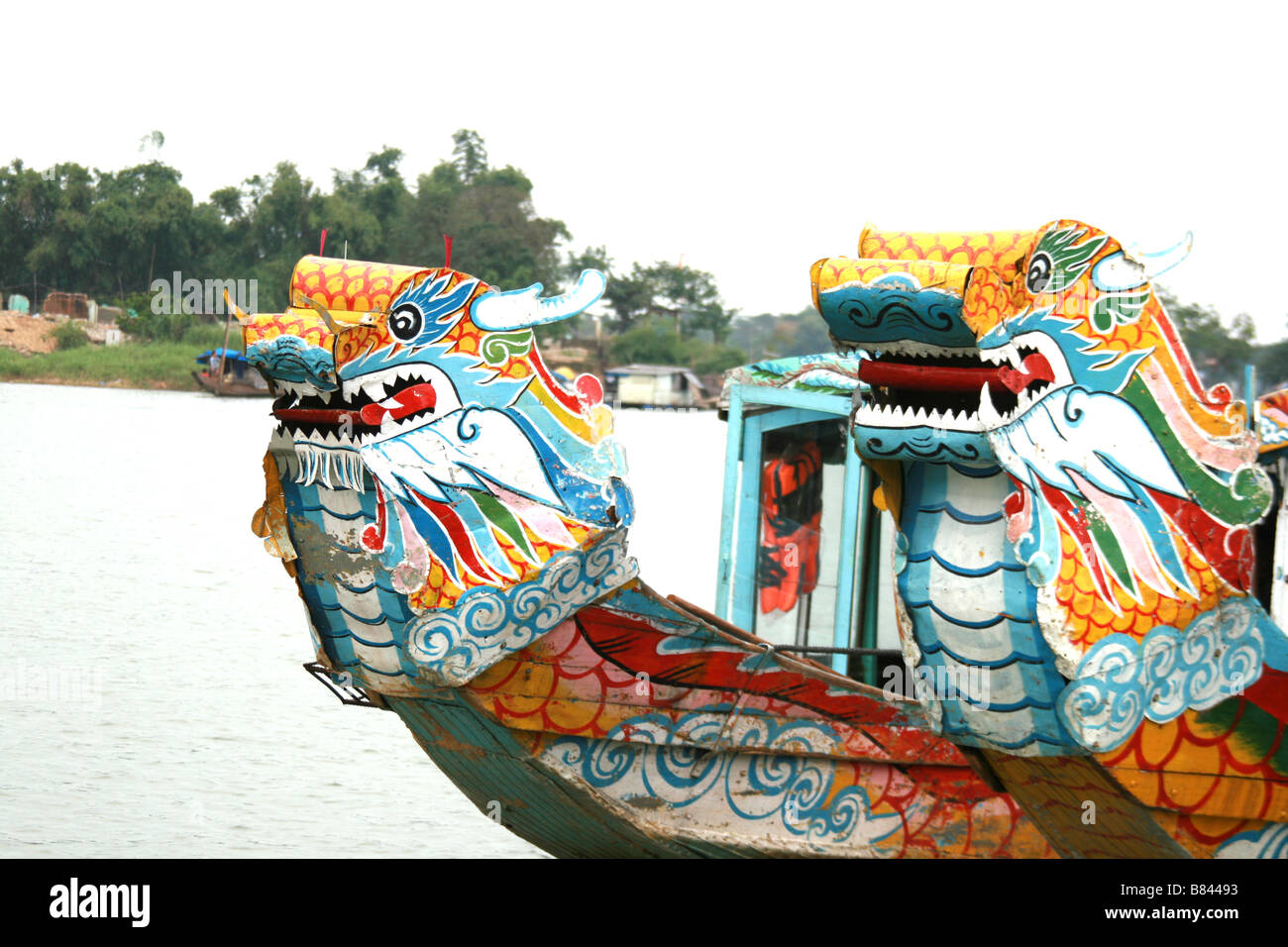 Foto von einem Drachenboot auf dem Parfüm-Fluss in Hue, Vietnam Stockfoto