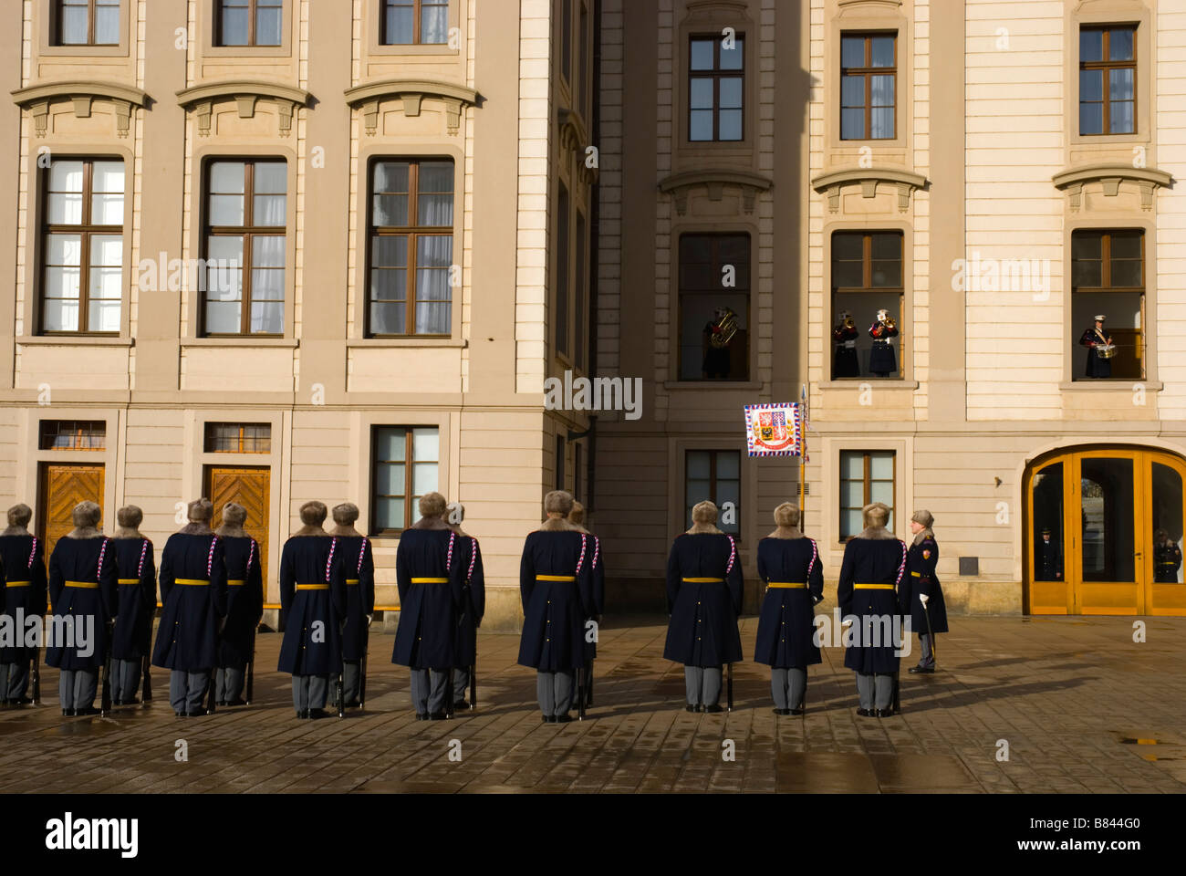 Wechsel der Wachen am Prvni Nadvori das erste Courtyard Hrad die Burg in Prag Tschechische Republik Europa Stockfoto