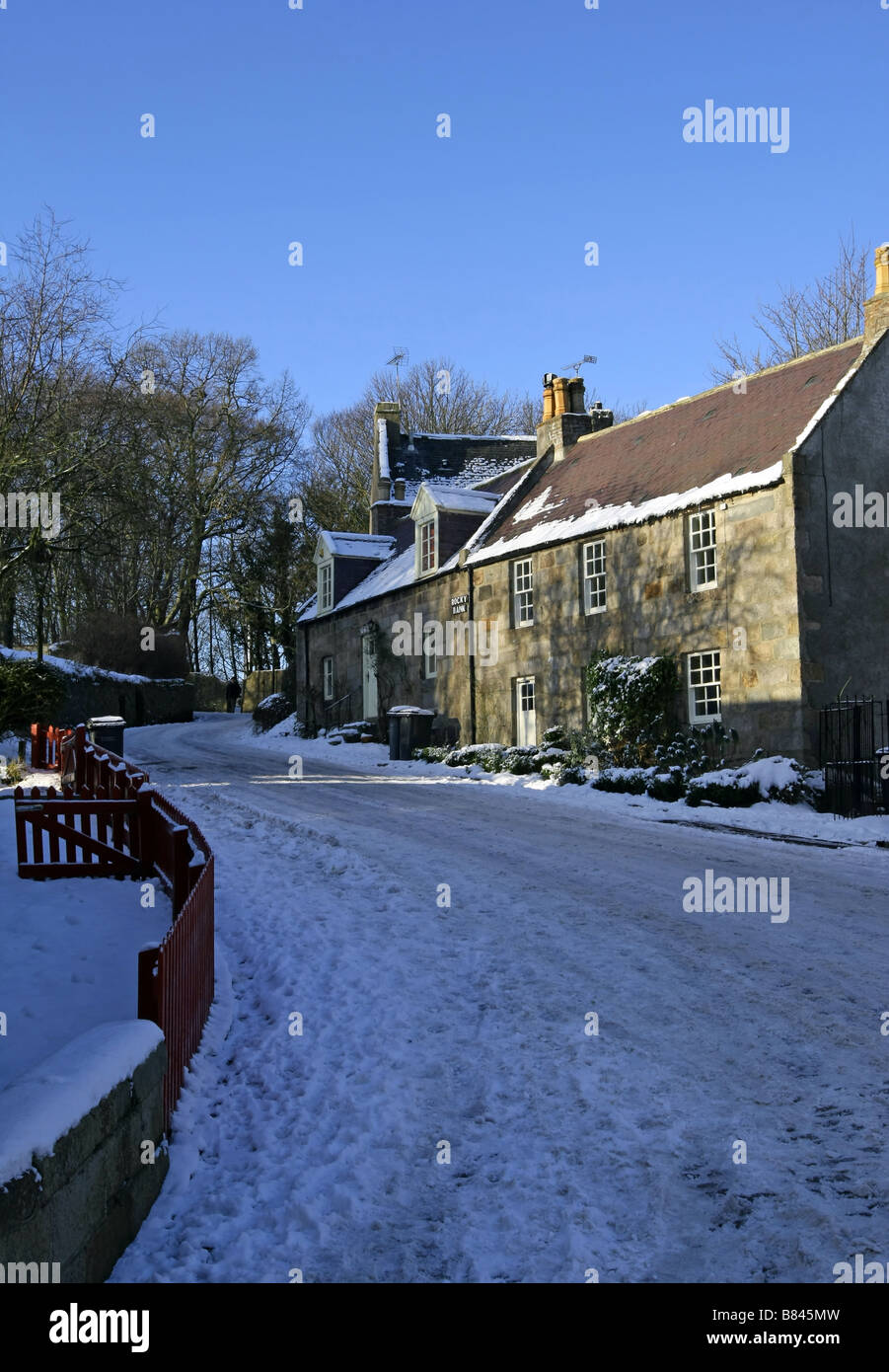 Häuser auf der Brücke stellen in Old Aberdeen in Aberdeen, Schottland, UK, gesehen in Schnee und Eis im Winter abgedeckt Stockfoto