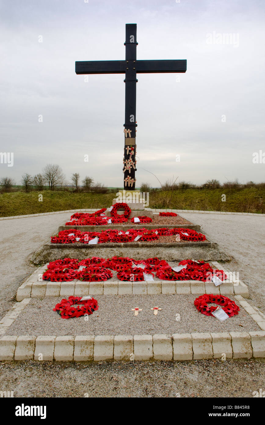 Umgebung von Lochnagar Krater Somme Schlachtfeld mit Mohn und Gedenkstätten für die Toten Stockfoto