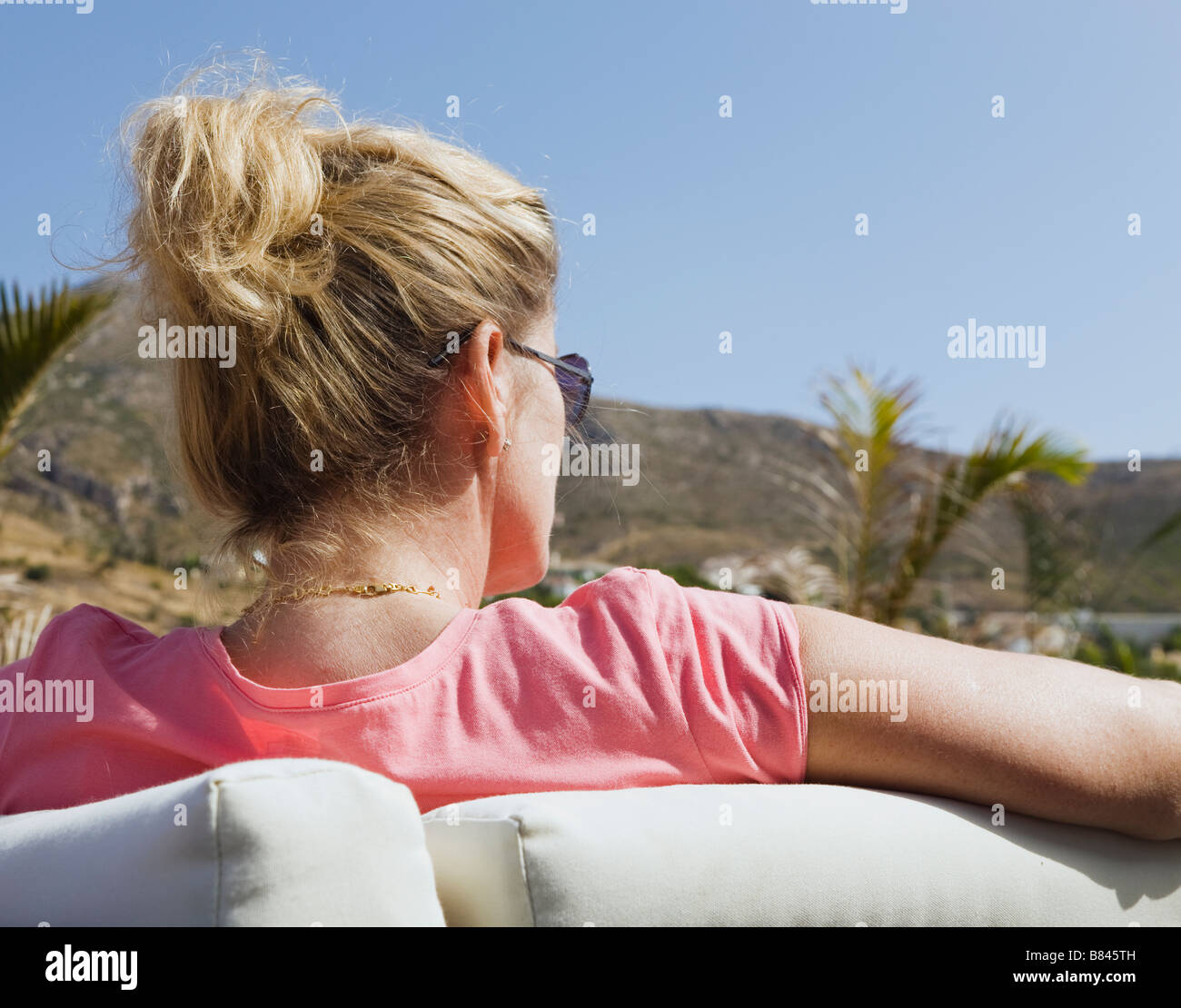 Applying Dame Entspannung in luxuriöser Umgebung Stockfoto