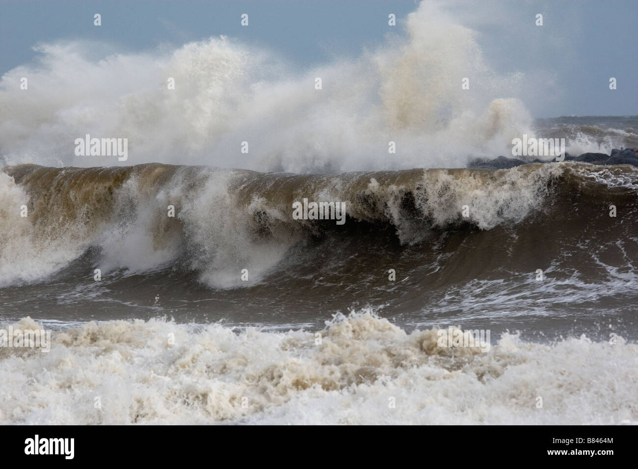 Hochwasser - brechenden Wellen an der Küste von North Norfolk Stockfoto