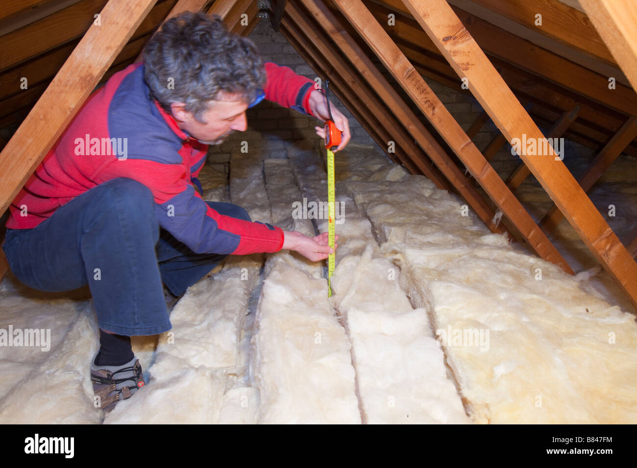 Dachdämmung zu reduzieren Wärmeverluste in einem Haus loft Stockfoto