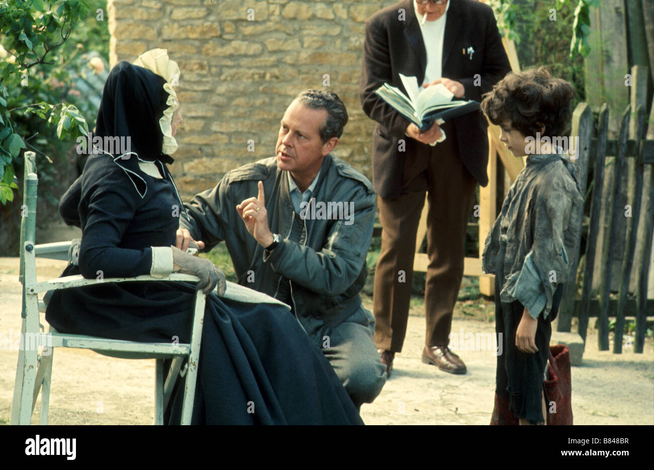 Delbert Mann Delbert Mann Edith Evans, Delbert Mann, Robin Phillips auf dem Set von David Copperfield (1969) (TV) Großbritannien Stockfoto