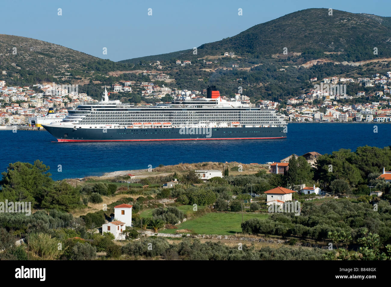 Das Kreuzfahrtschiff MS Queen Victoria Verankerung in den Golf von Samos vor Samos-Stadt. Stockfoto