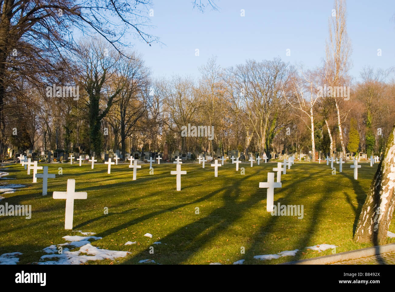 Gräber der gefallenen Soldaten im ersten Weltkrieg in Vojensky Hrbitov dem Soldatenfriedhof in Stadtteil Zizkov in Prag Stockfoto