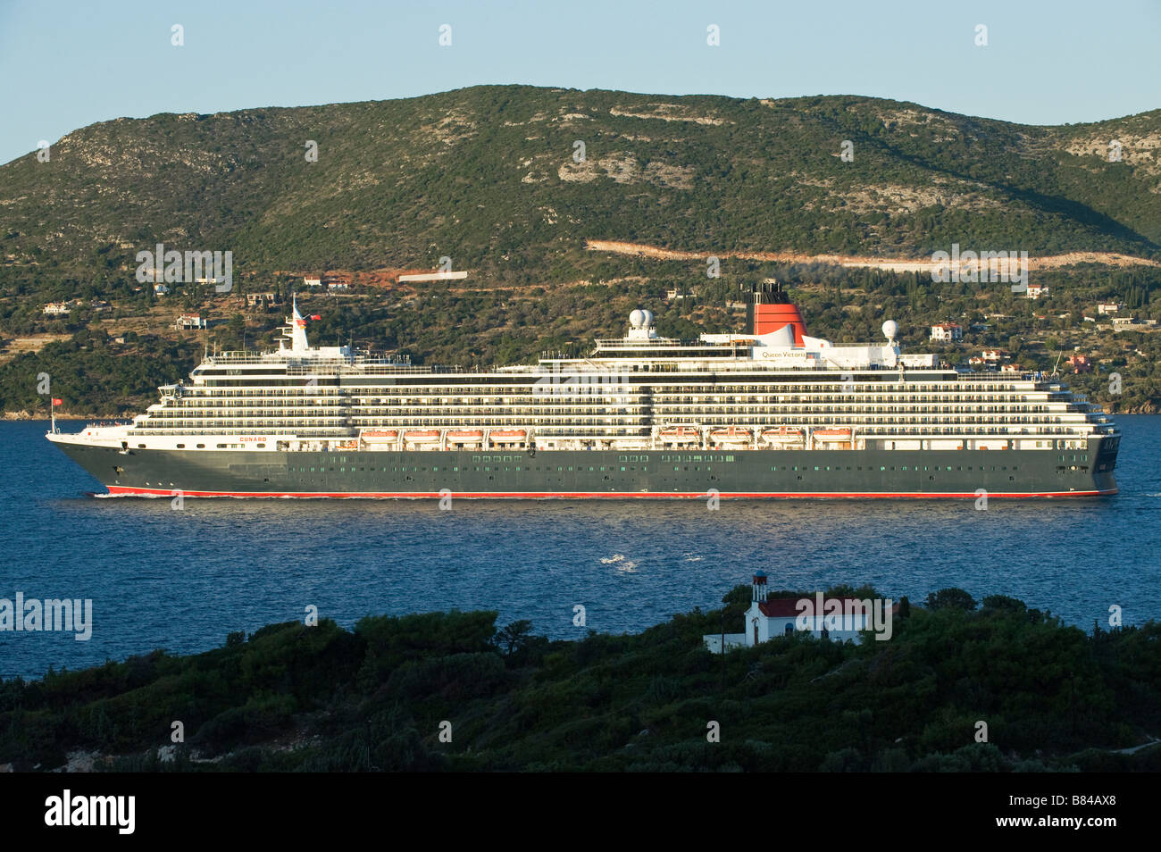 Das Kreuzfahrtschiff MS Queen Victoria Golf von Samos zu verlassen. Stockfoto