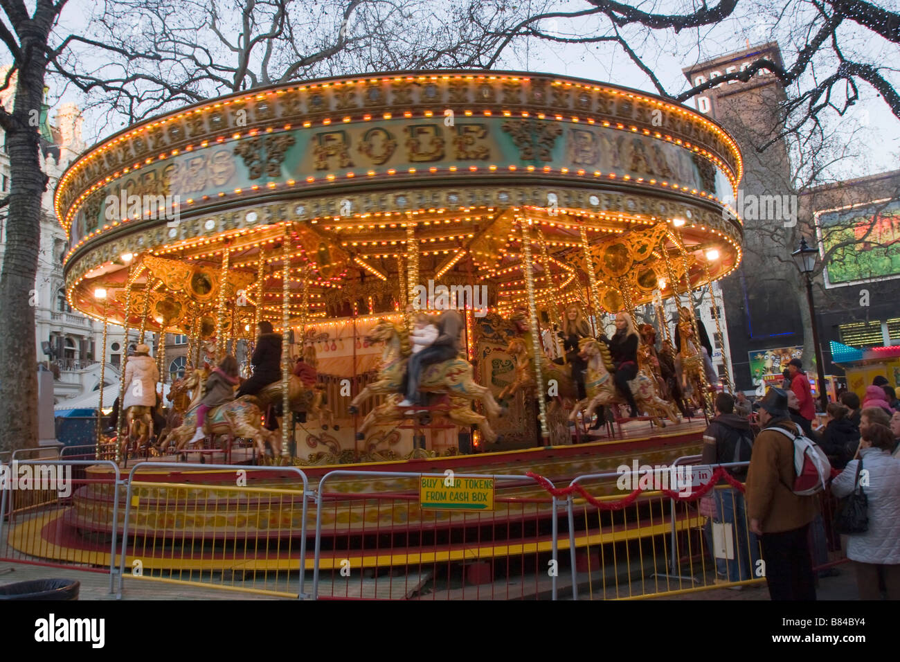 Karussell am Weihnachtsmarkt am Leicester Square, London England Großbritannien GB Vereinigtes Königreich Stockfoto