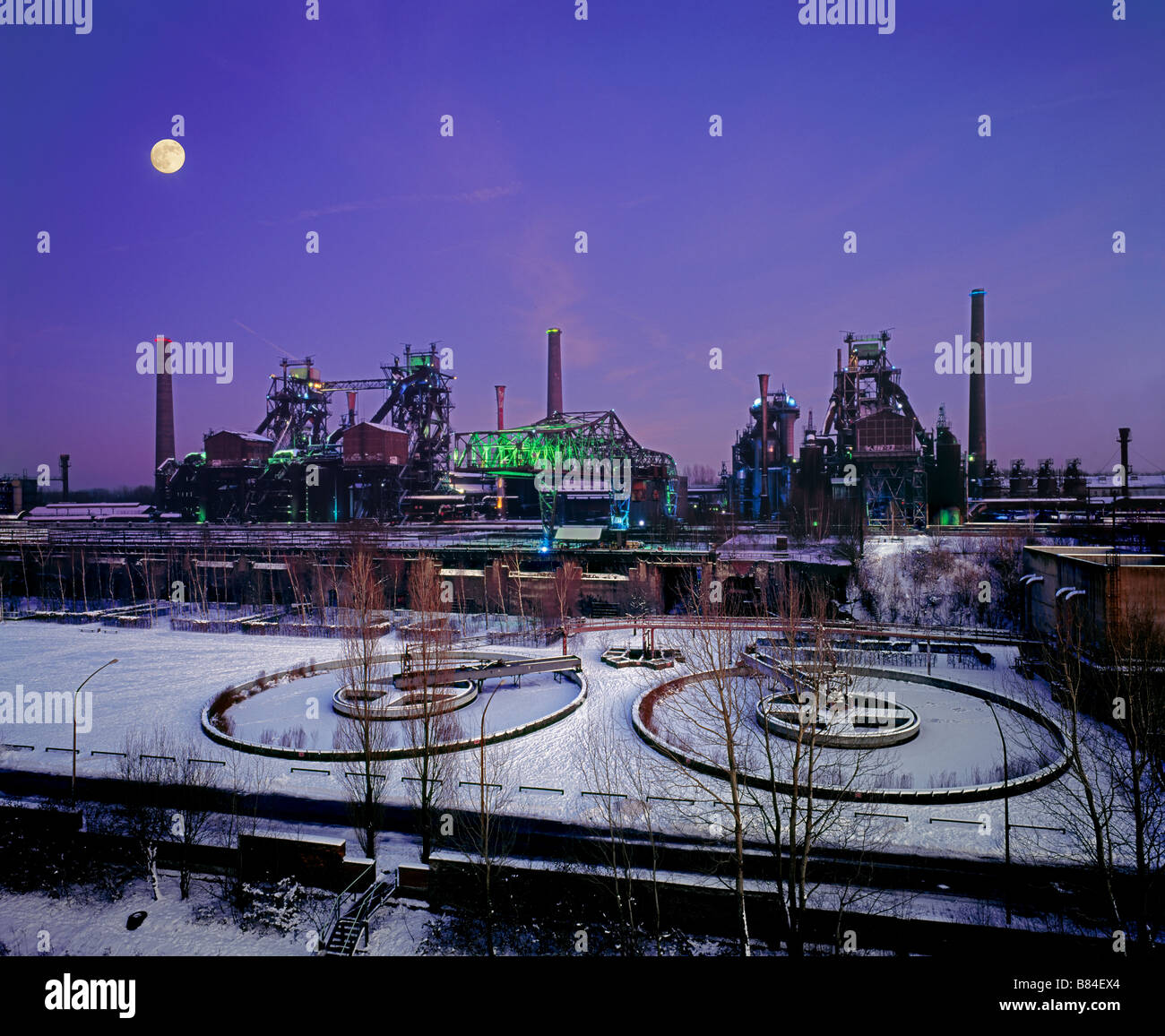 unwirksame alte Stahlkonstruktion in der Nacht in Duisburg Meiderich Deutschland Stahlwerk in der Dämmerung Im Landschaftspark Ruhrgebiet Stockfoto