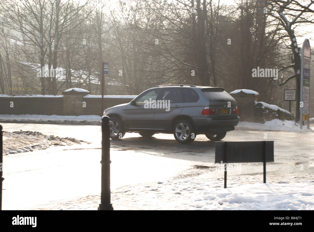 BMW an einem sonnigen verschneiten Straße Stockfoto