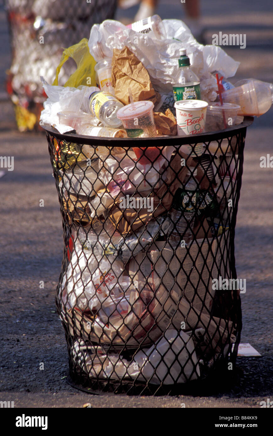 Mülleimer in einem städtischen park Stockfoto