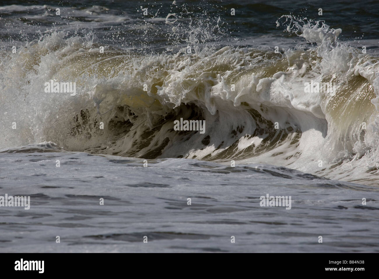 Brechenden Wellen an der Küste von Norfolk Stockfoto