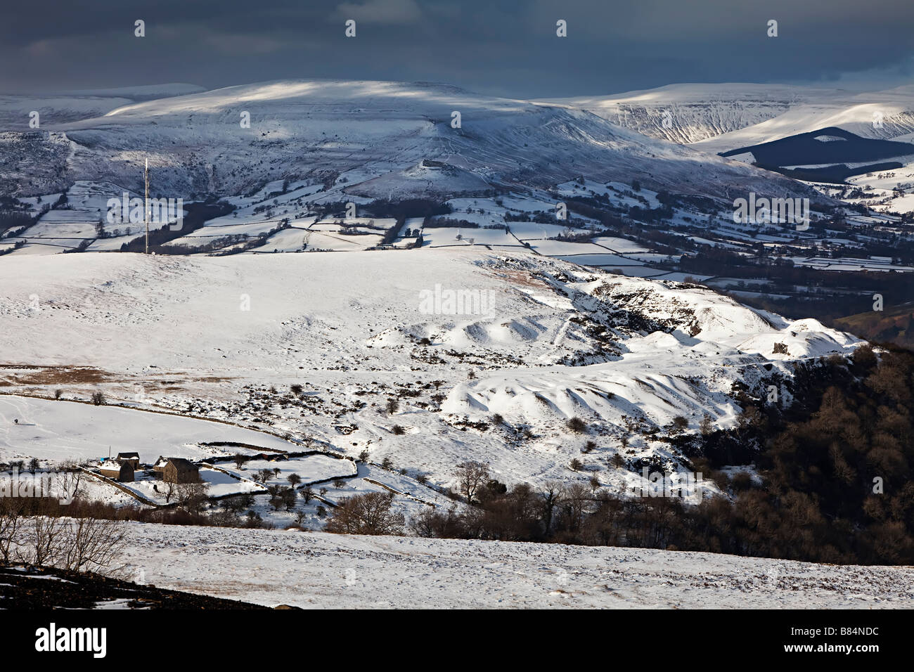 Gilwern Hill und den schwarzen Bergen im Winter mit alten Steinbruch Funktionsweise herausgesucht im Schnee Wales UK Stockfoto