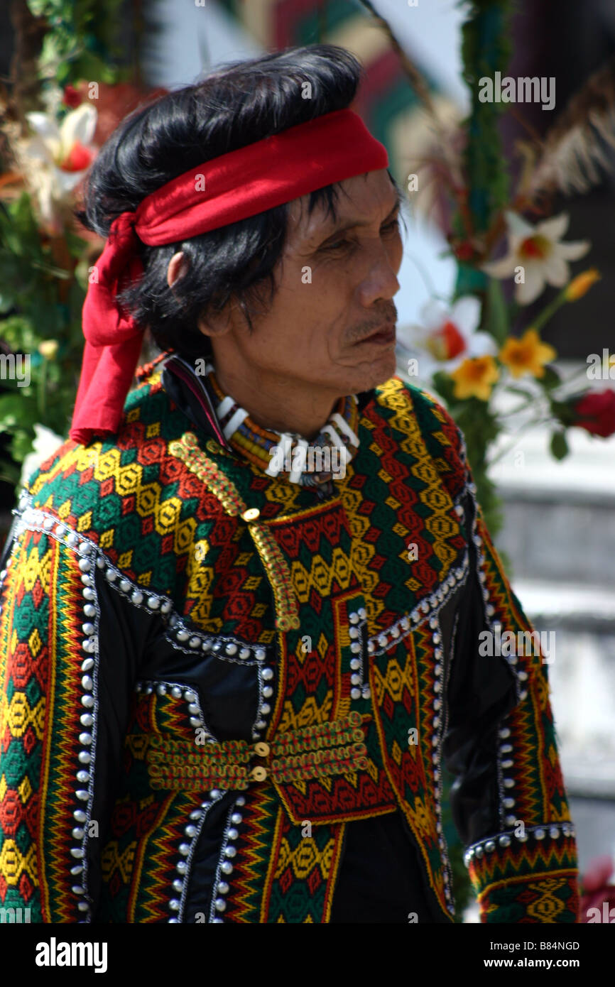 Mann in traditioneller Kleidung traditionelle Hochzeit Ruki Aborigines Township, Berge, Taiwan Stockfoto