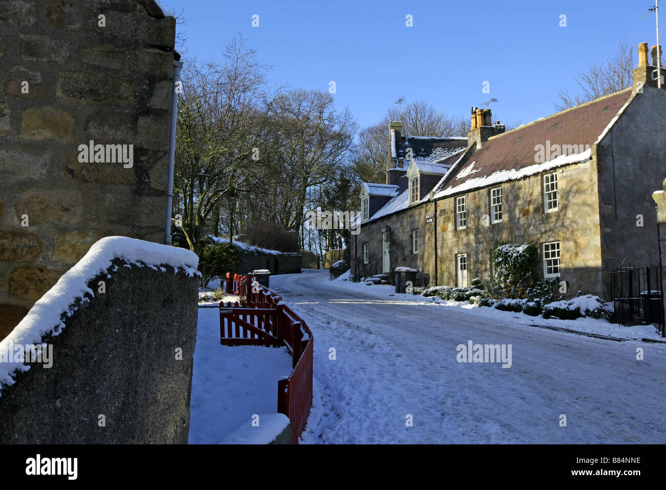 Häuser auf der Brücke stellen in Old Aberdeen in Aberdeen, Schottland, UK, gesehen in Schnee und Eis im Winter abgedeckt Stockfoto