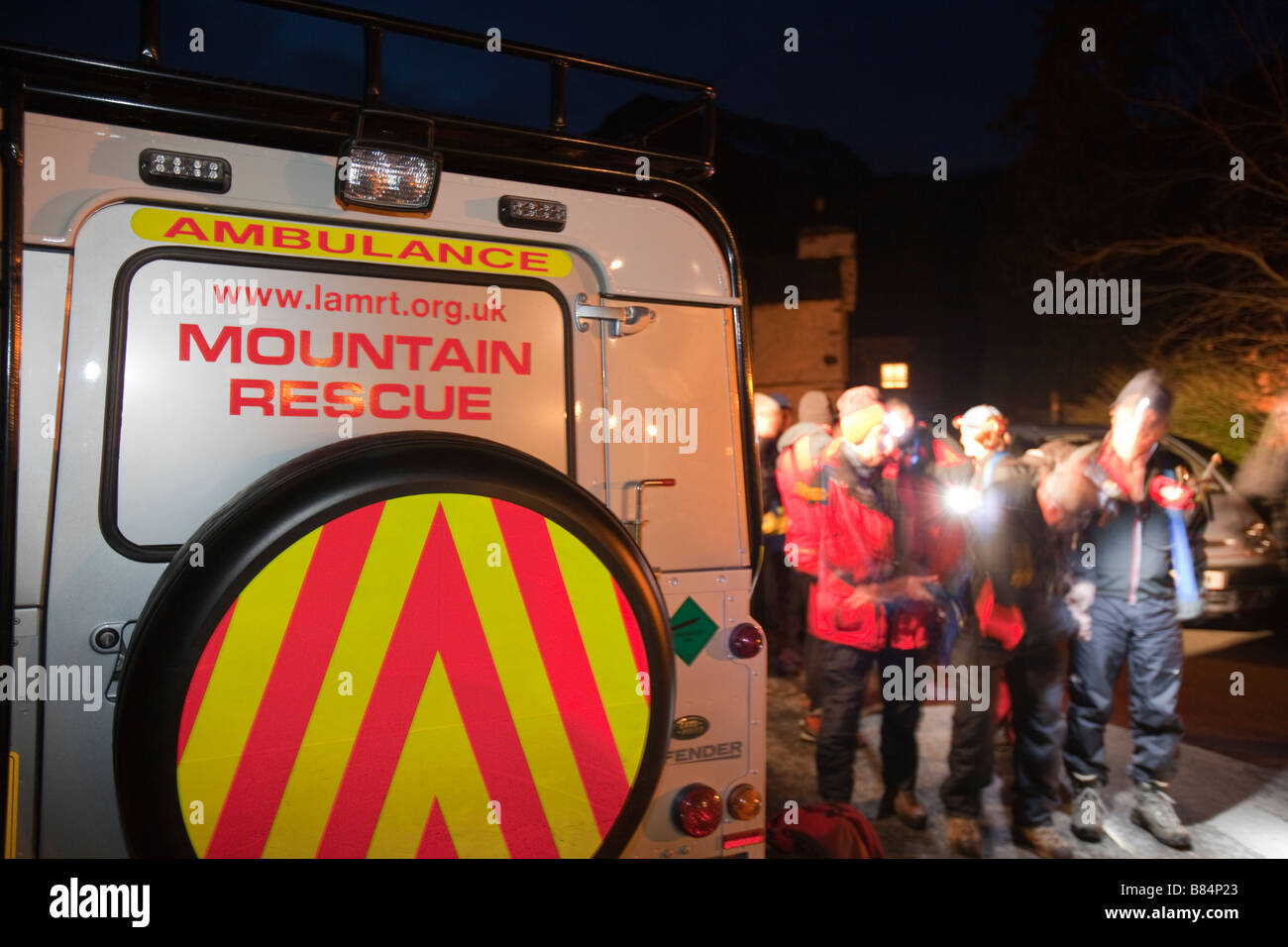 Langdale Ambleside Mountain Rescue Team Langdale Pikes entführen eine verletzter Wanderer in der Nacht in der Nähe von Ambleside Lake District Stockfoto