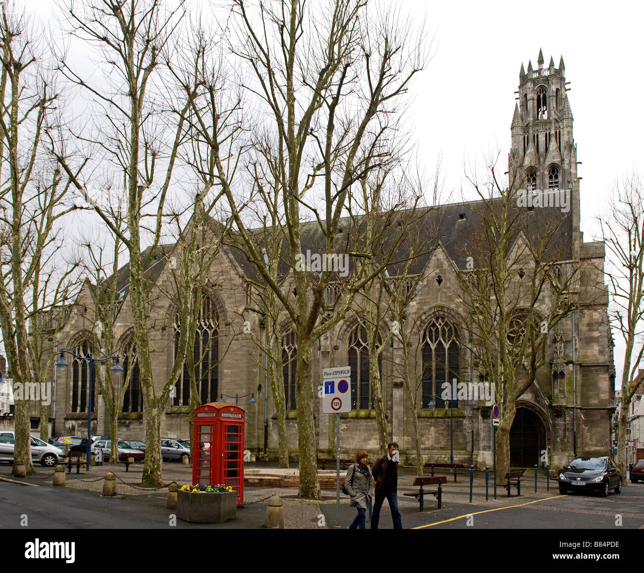 Ort d'Ipswich nordfranzösischen Arras. Arras Istwinned mit Ipswich und der Platz hat eine rote Anruferdateneintrags-Box von der Kirche Stockfoto