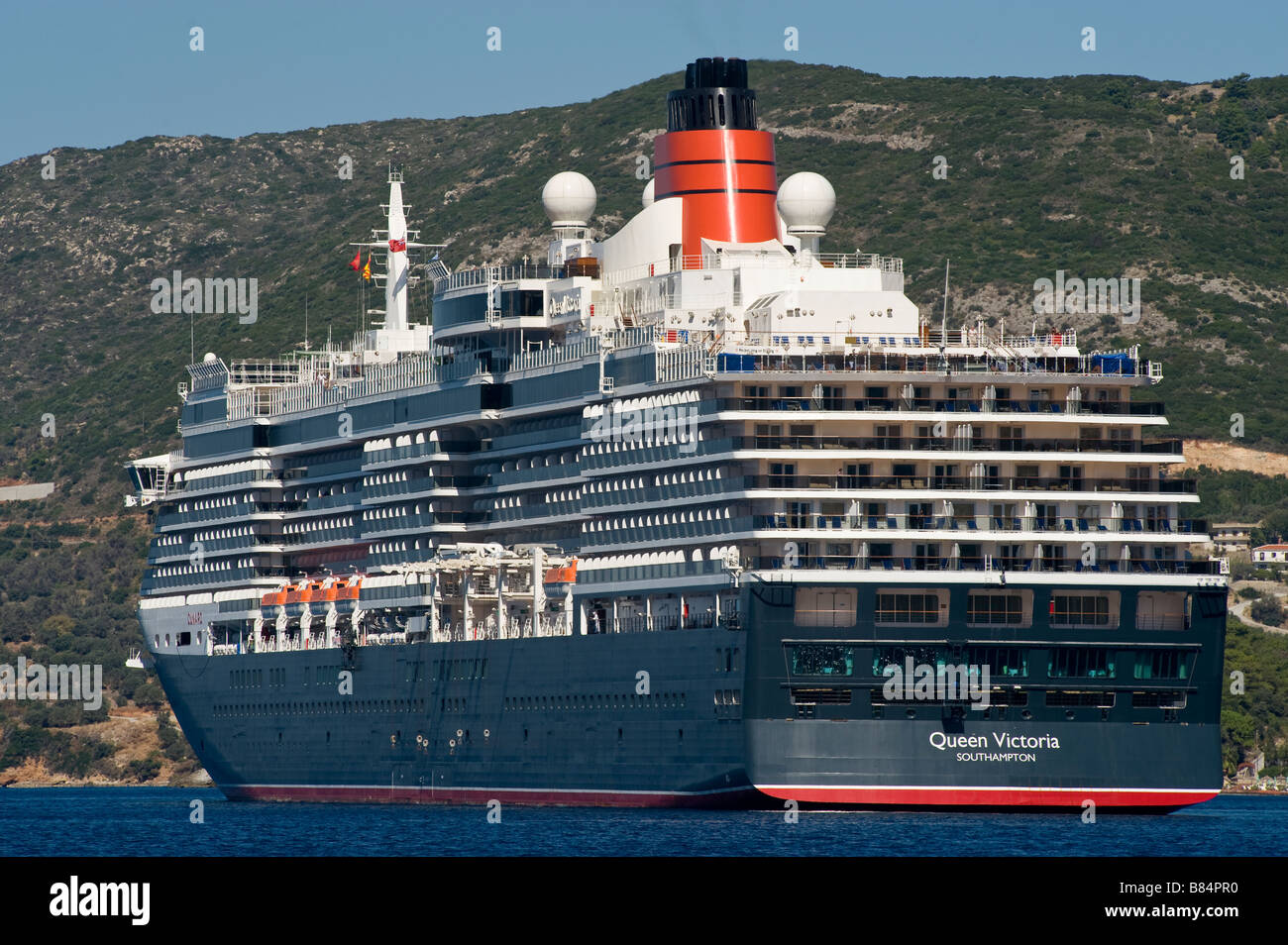 Das Kreuzfahrtschiff MS Queen Victoria Verankerung in den Golf von Samos vor Samos-Stadt. Stockfoto