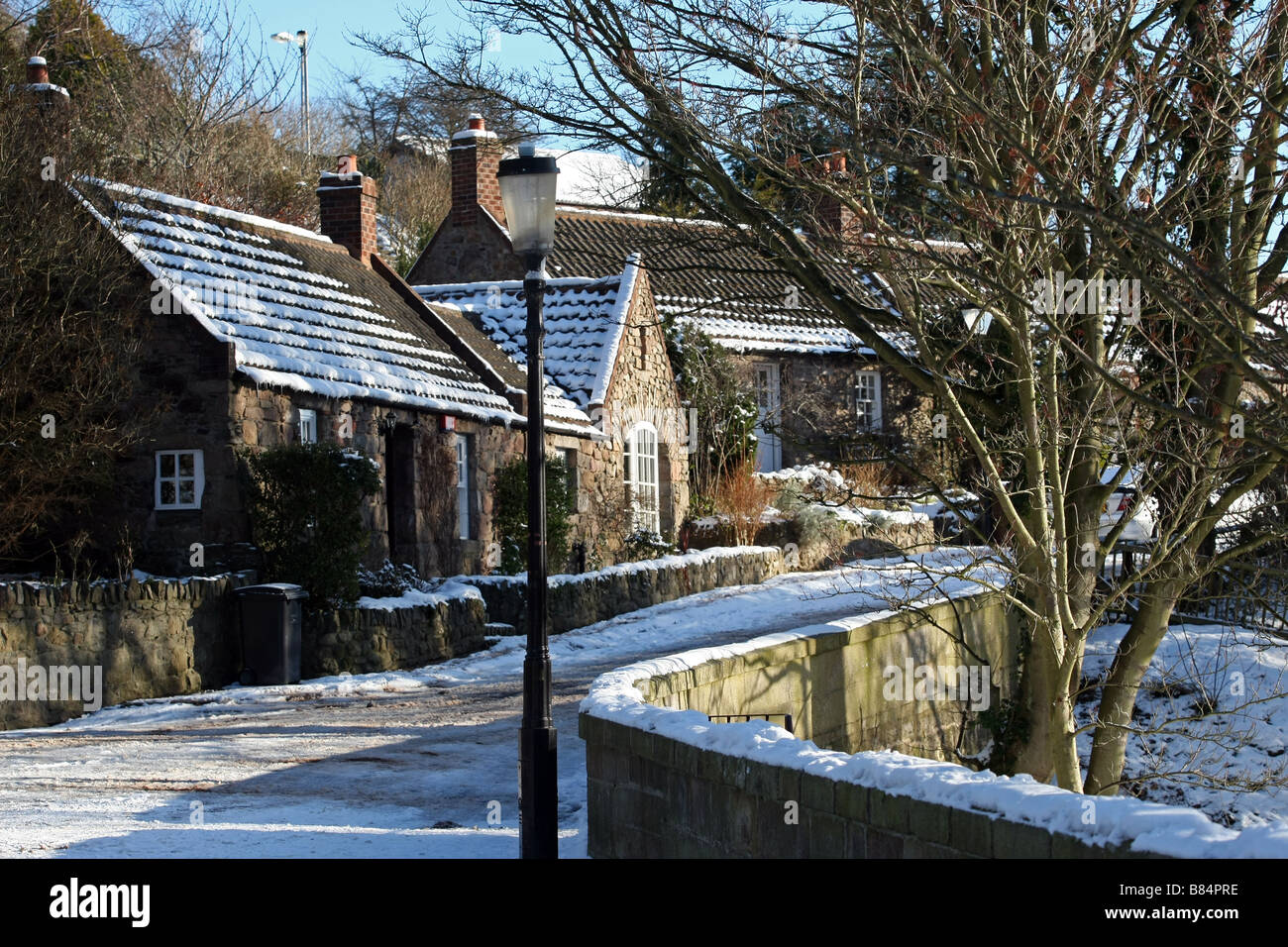 Häuser auf der Brücke stellen in Old Aberdeen in Aberdeen, Schottland, UK, gesehen in Schnee und Eis im Winter abgedeckt Stockfoto
