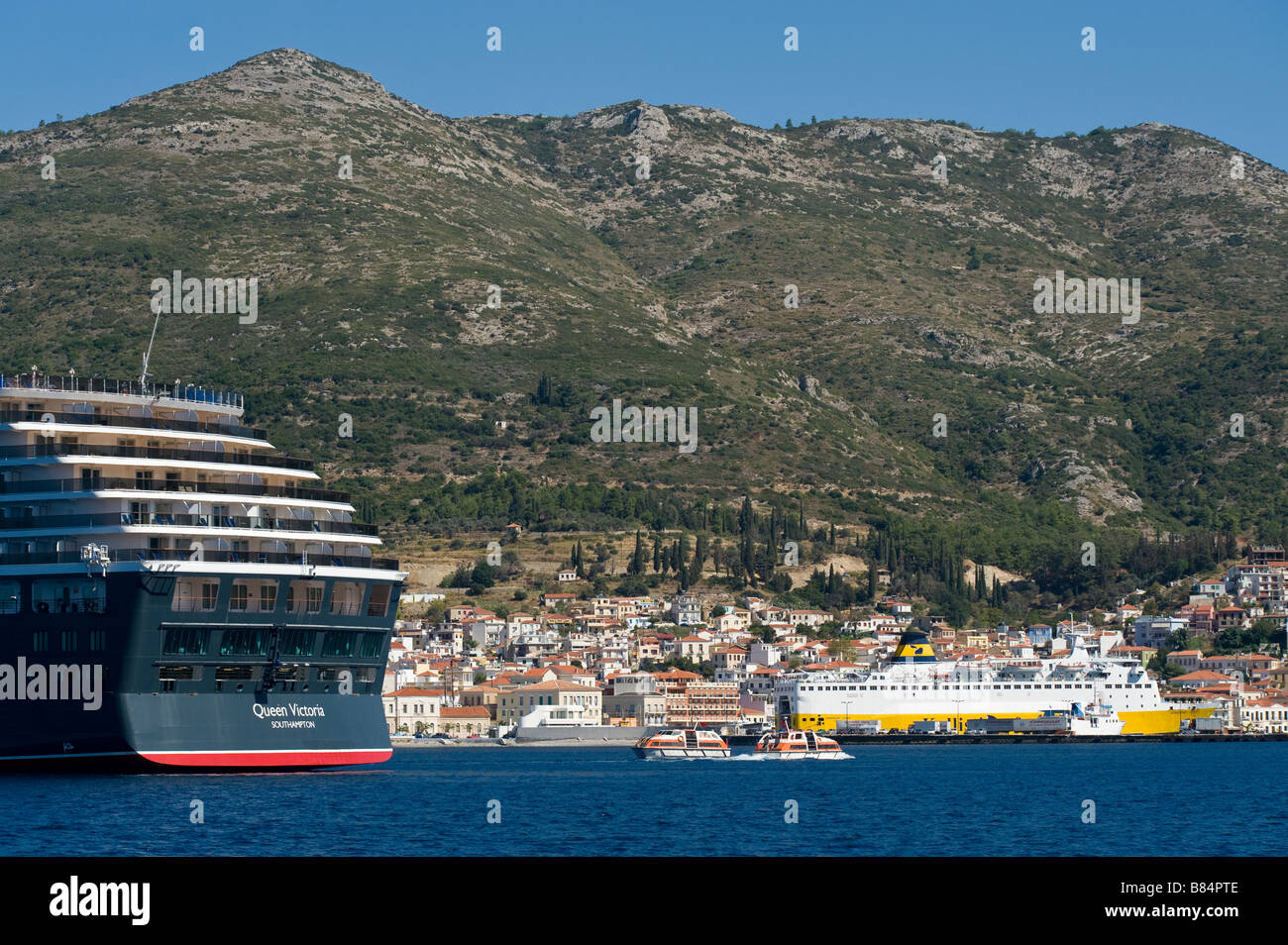 Das Kreuzfahrtschiff MS Queen Victoria Verankerung in den Golf von Samos vor Samos-Stadt. Stockfoto