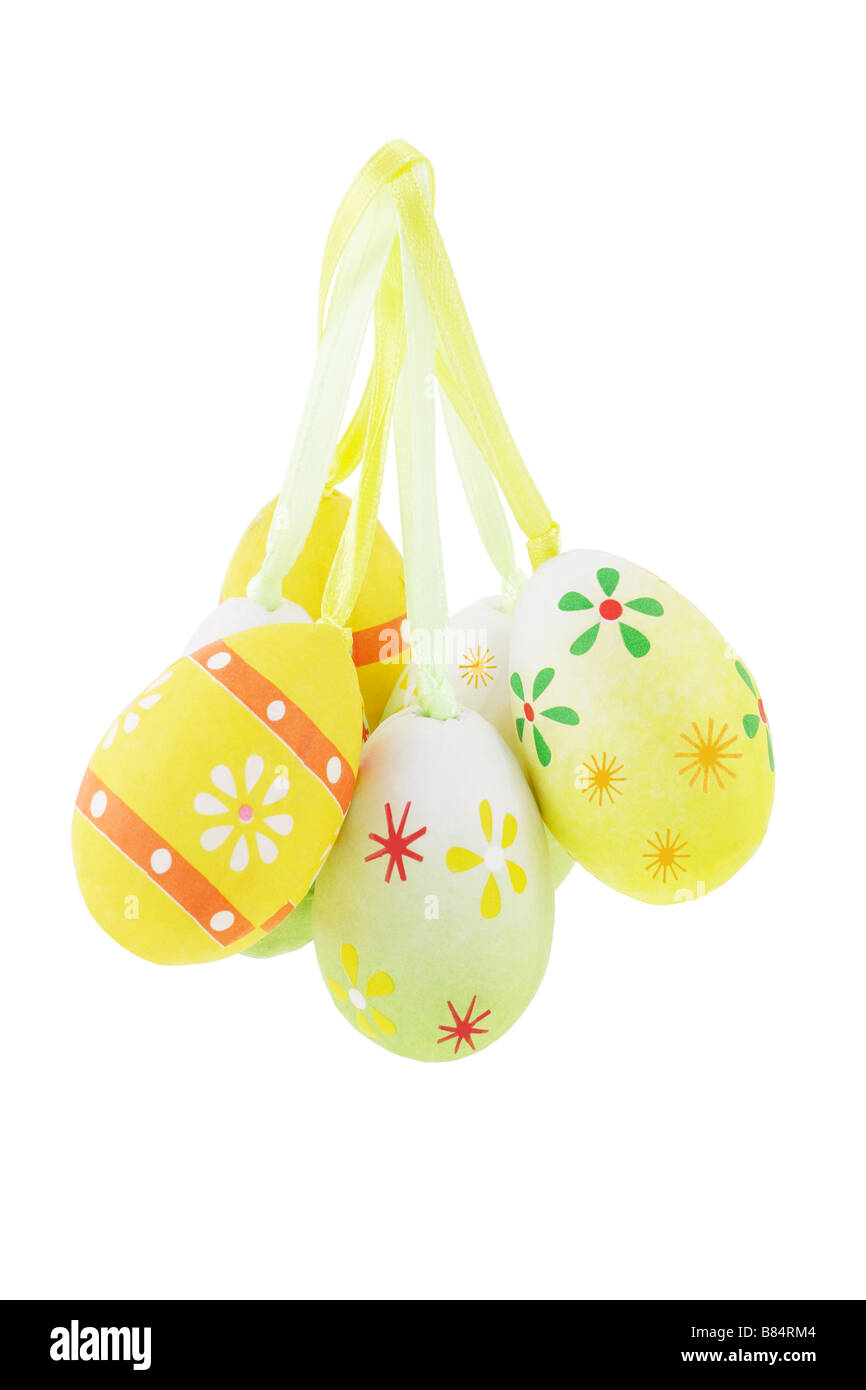 Hängende Deko Ostern Eiern auf weißem Hintergrund Stockfoto