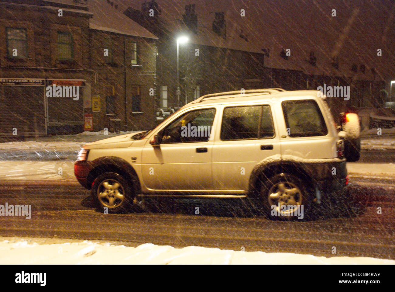 Auto in einem Schneesturm Stockfoto