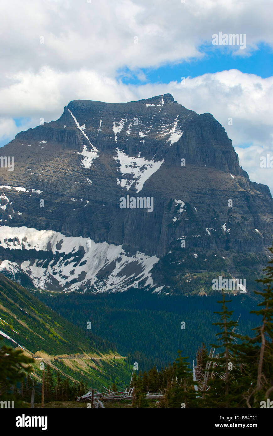 Imposante Bergspitze erhebt sich in der Nähe von Logan Pass Stockfoto