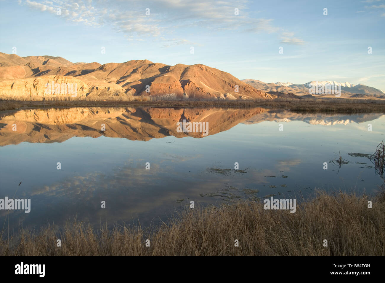 See und Gebirge Spiegelung roten Felsen blauer Himmel Challis Idaho Nordamerika Vereinigte Staaten von Amerika Stockfoto