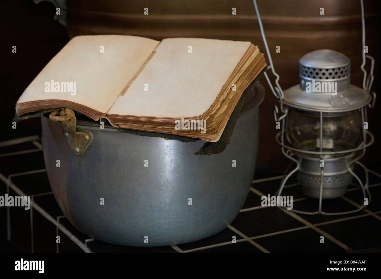 Verwitterte antiken Bibel in antiker Zeit Küche Stockfoto