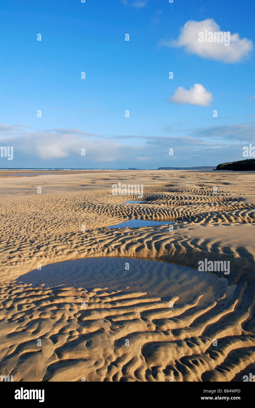 ein leerer Strand bei Ebbe, Hayle, Cornwall, uk Stockfoto