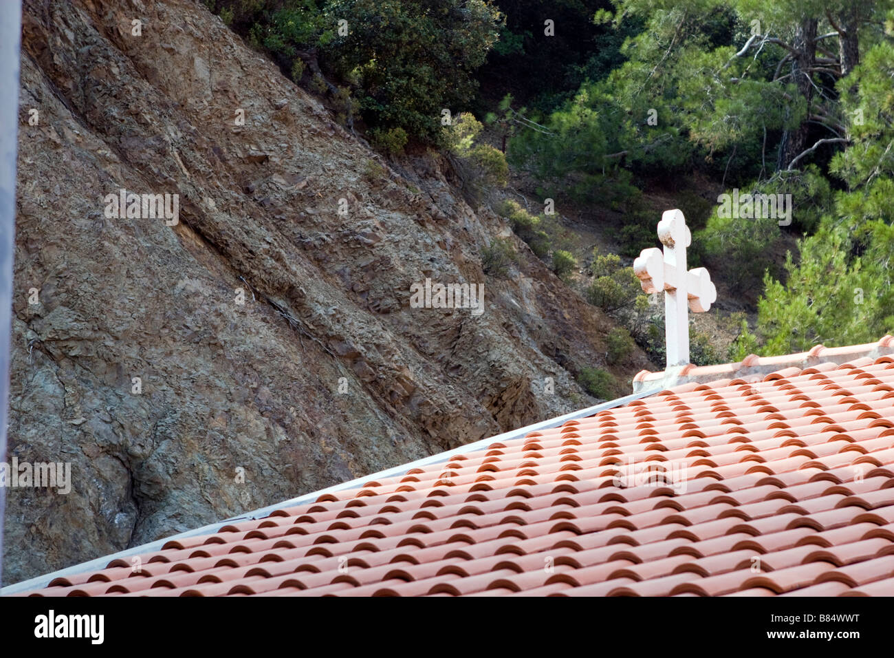 Details der Dach-Berg und Bäume im Kykkos Kloster Troodos-Gebirge, Südzypern Stockfoto