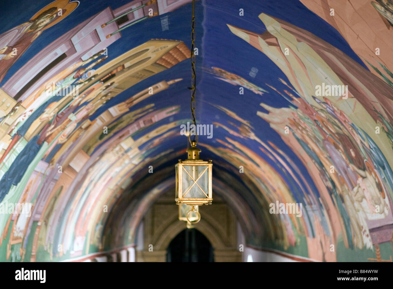 Torbogen Wandmalereien und Laterne in Kykkos Kloster Troodos-Gebirge, Südzypern. Stockfoto
