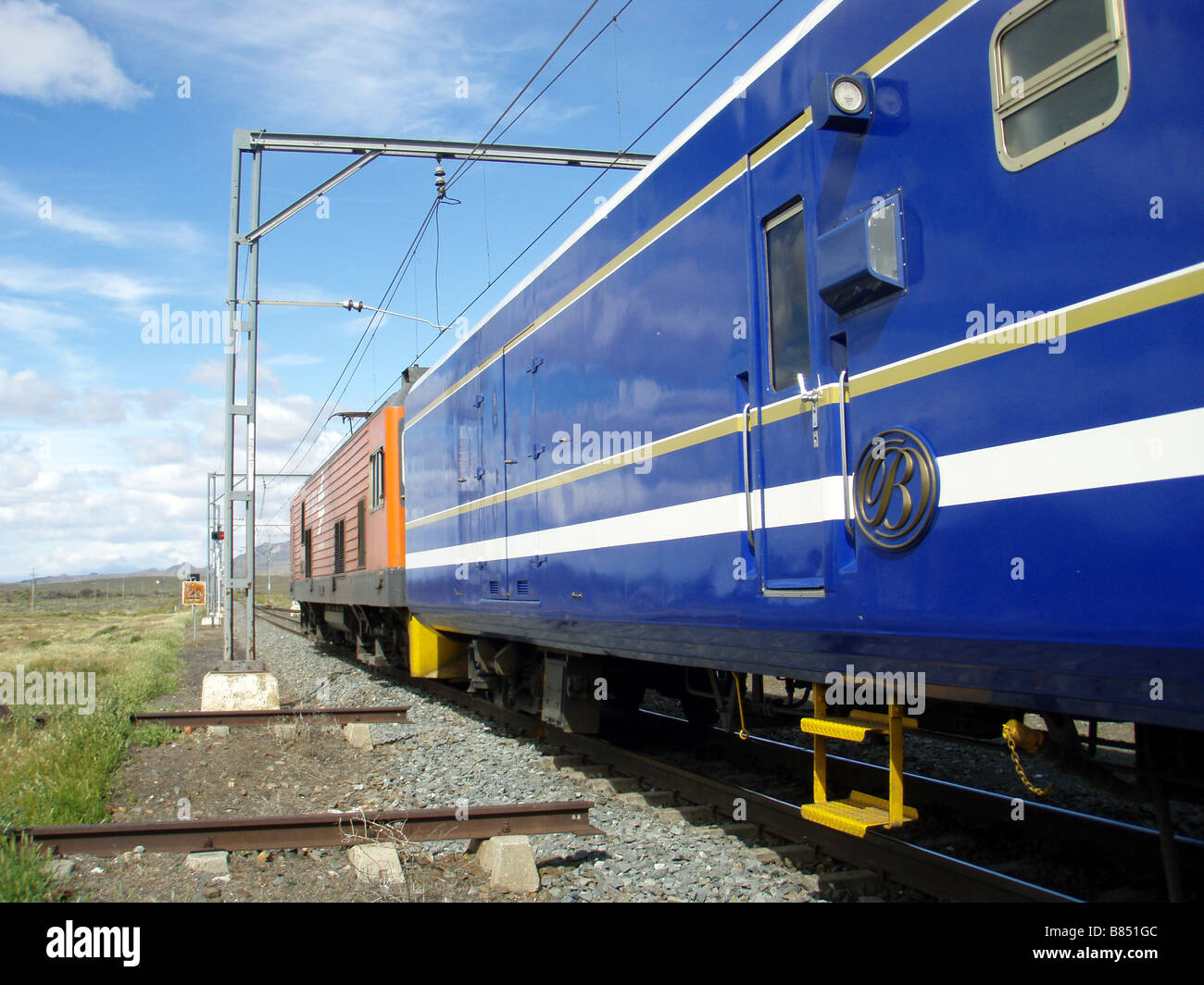 Blue Train in der kargen Karoo in Südafrika Stockfoto