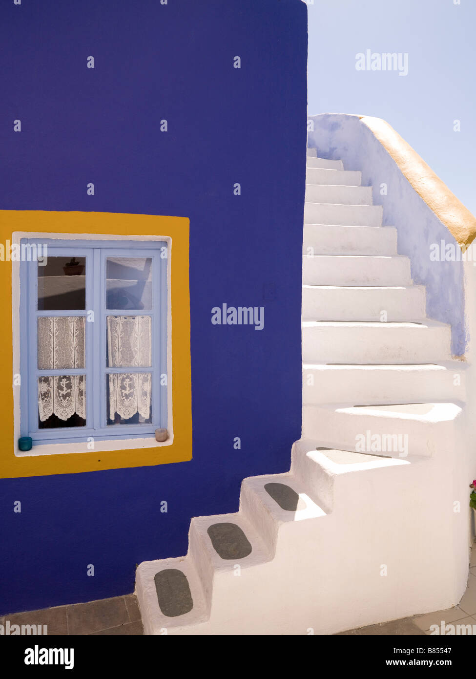 Santorin, Griechenland; Lila Wand und weißen Treppen Stockfoto