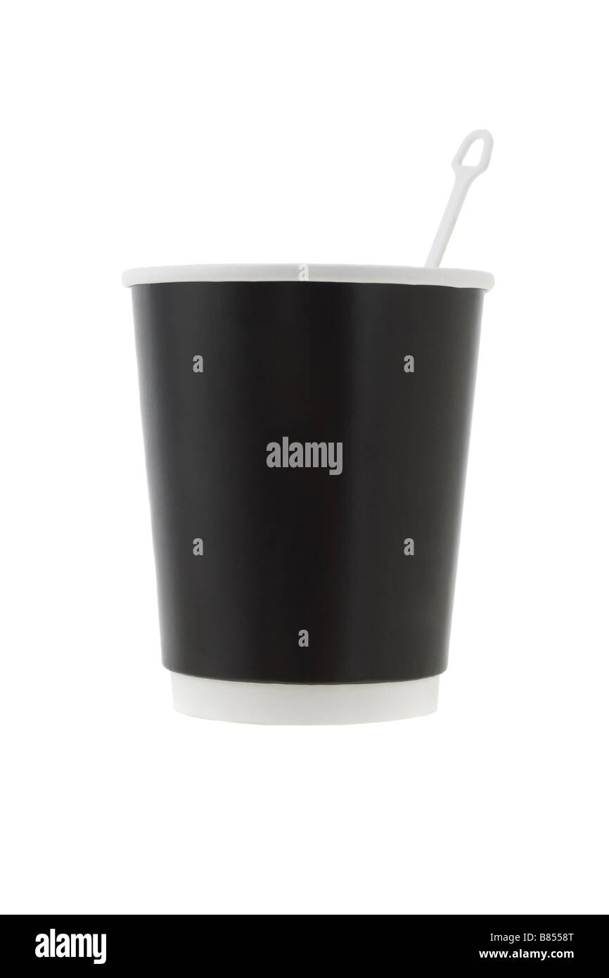 Einweg-Kaffee Pappbecher mit Rührer auf weißem Hintergrund Stockfoto