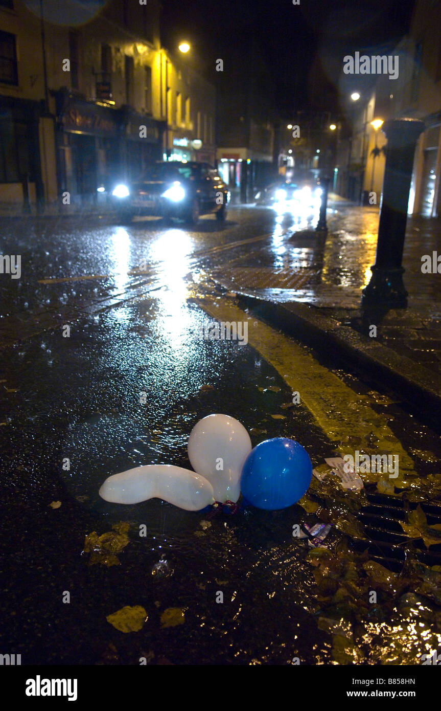 Party Luftballons liegen verlassene in eine Rinne auf einer nassen und windigen Nacht im Carmarthen Carmarthenshire Wales Großbritannien Europa Stockfoto