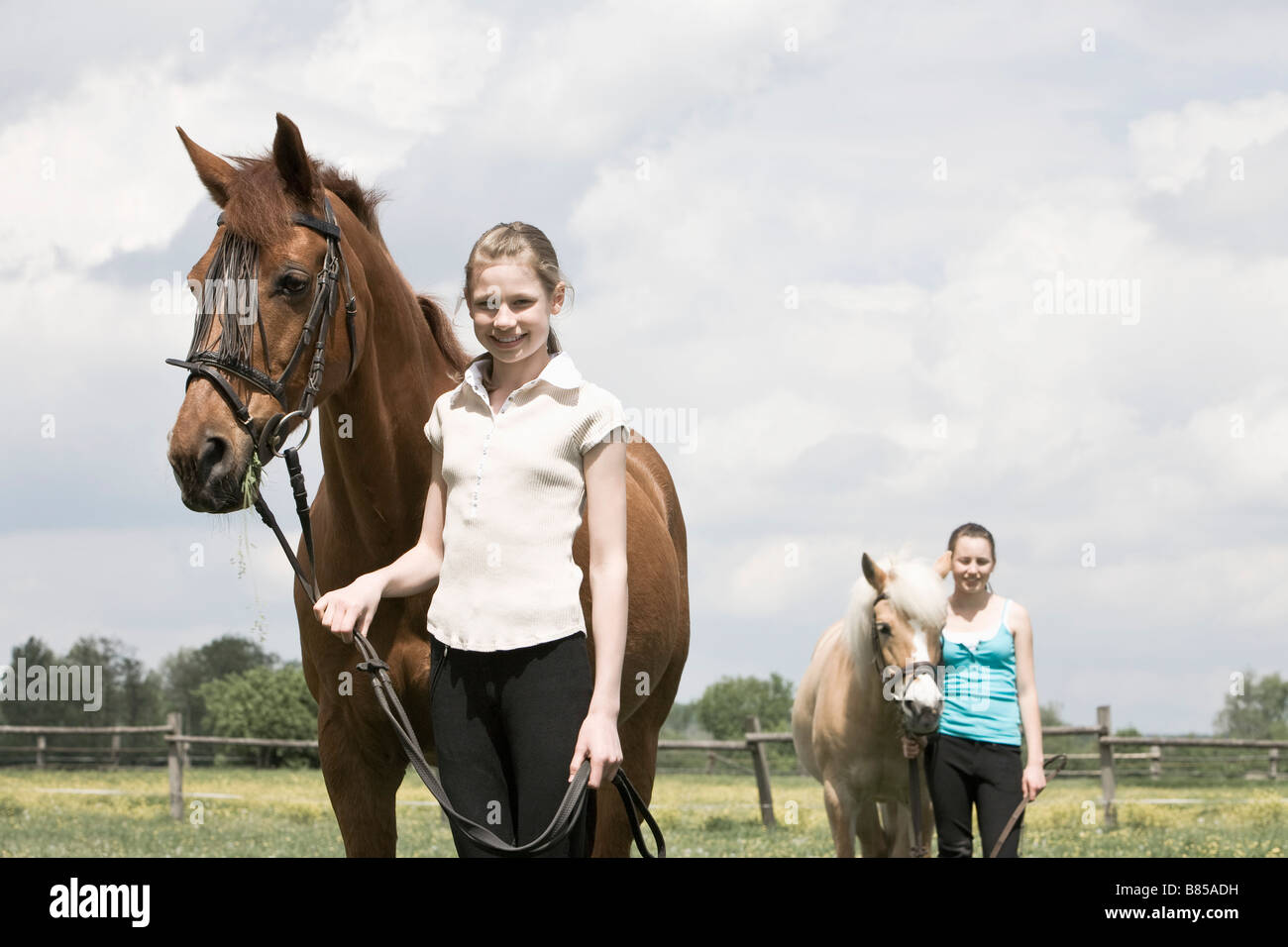 Porträt von zwei Mädchen mit Pferden Stockfoto