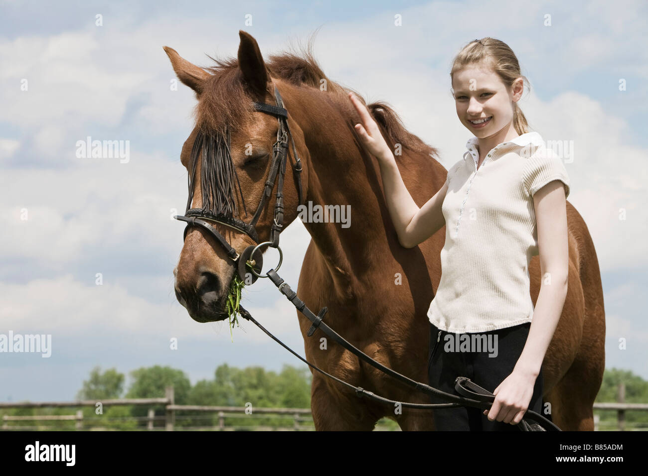 Porträt des jungen Mädchens mit braunen Pferd Stockfoto