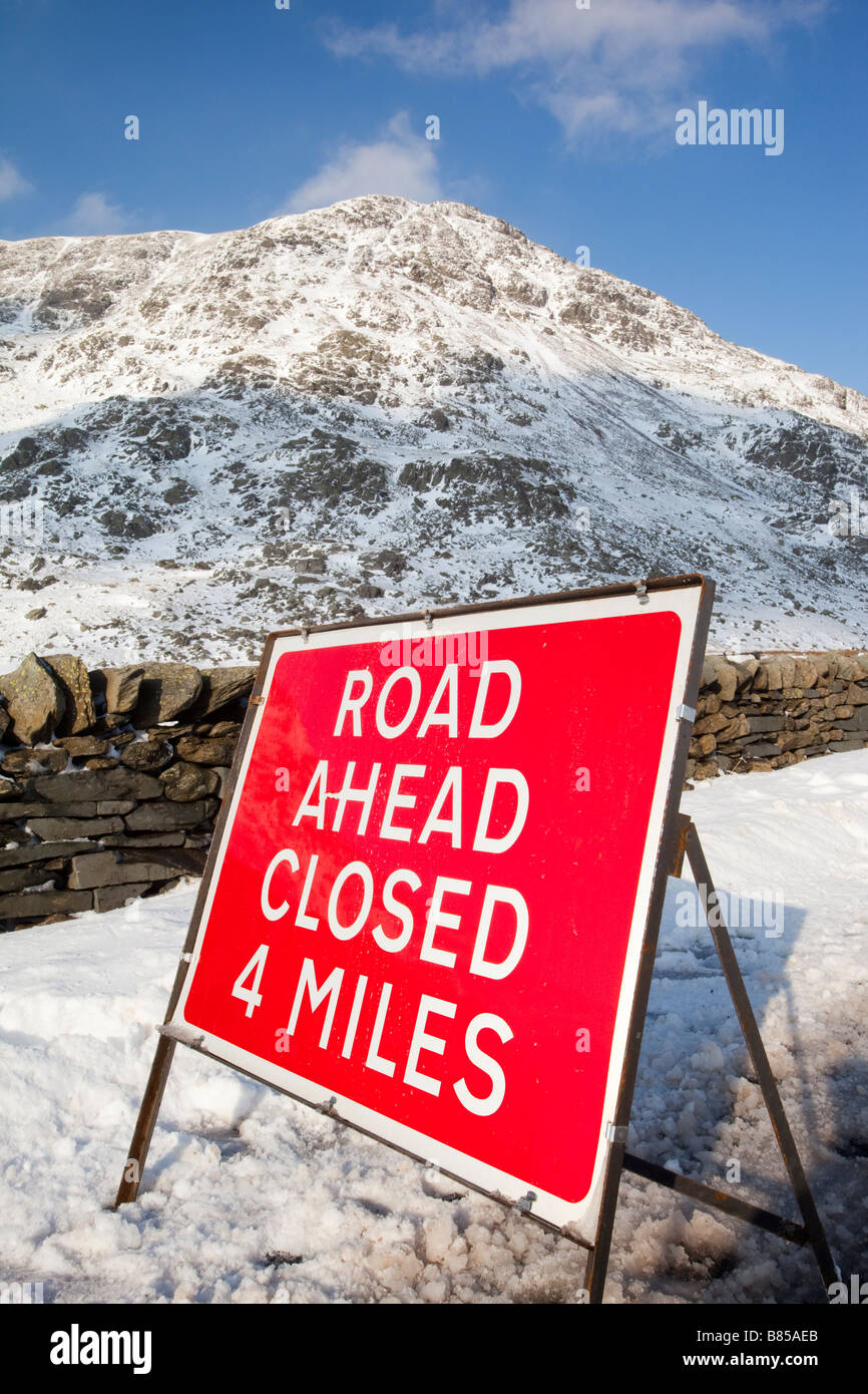 Eine geschlossene Straßenschild auf Kirkstone Pass im Lake District im Winter schneit Stockfoto