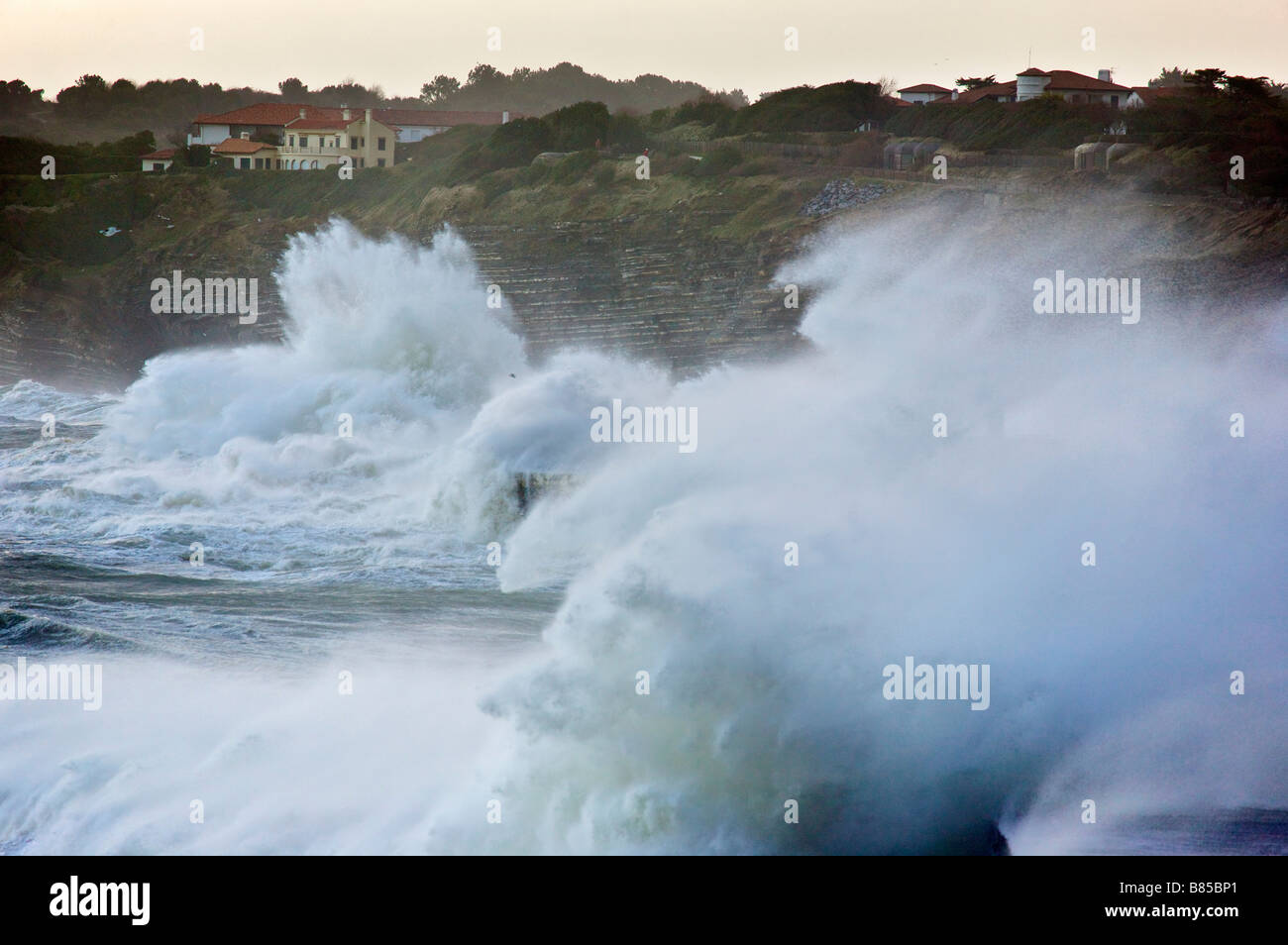 24. Januar 2009 eindeichen KLaus Sturm brechenden Wellen auf Socoa Pays Basque France Stockfoto