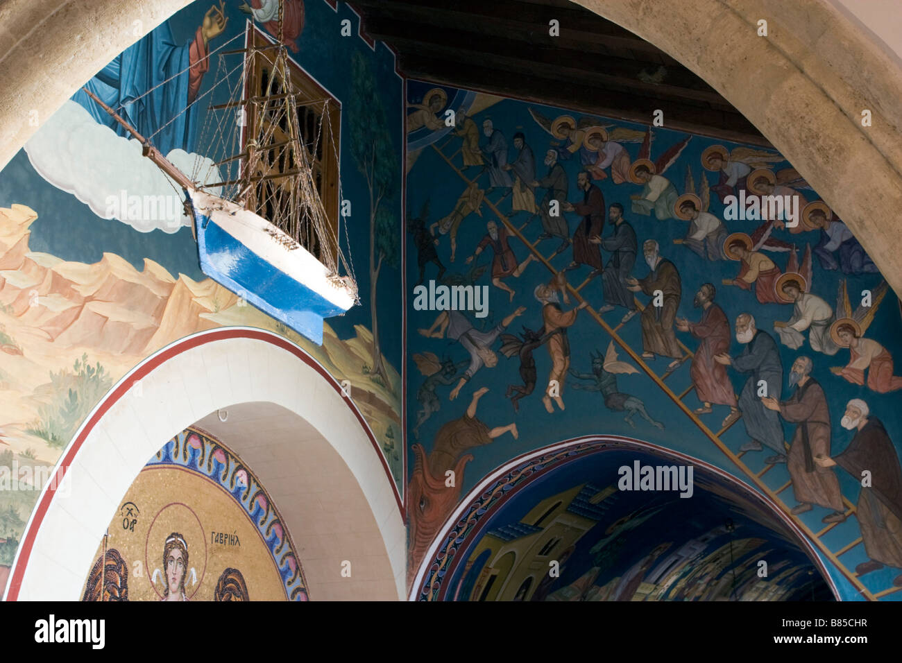 Torbogen Galerie Bibel Geschichten Deckenmalereien mit Schiffsmodell in orthodoxen Kykkos Kloster Troodos-Gebirge, Südzypern Stockfoto