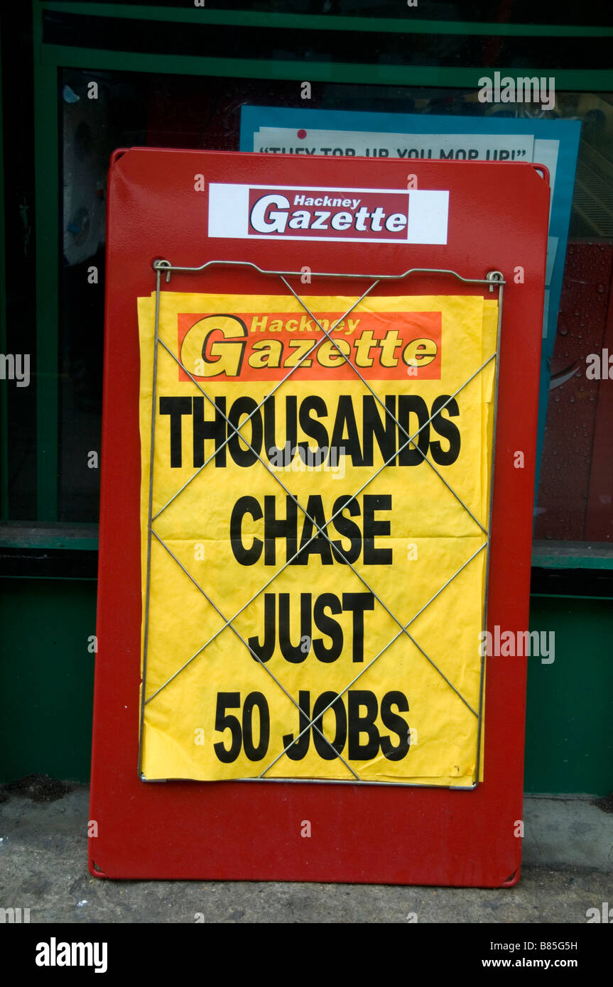 Arbeitslosigkeit wird noch schlimmer. Zeitung-Plakat, dass Tausende 50 Arbeitsplätze jagen Stockfoto