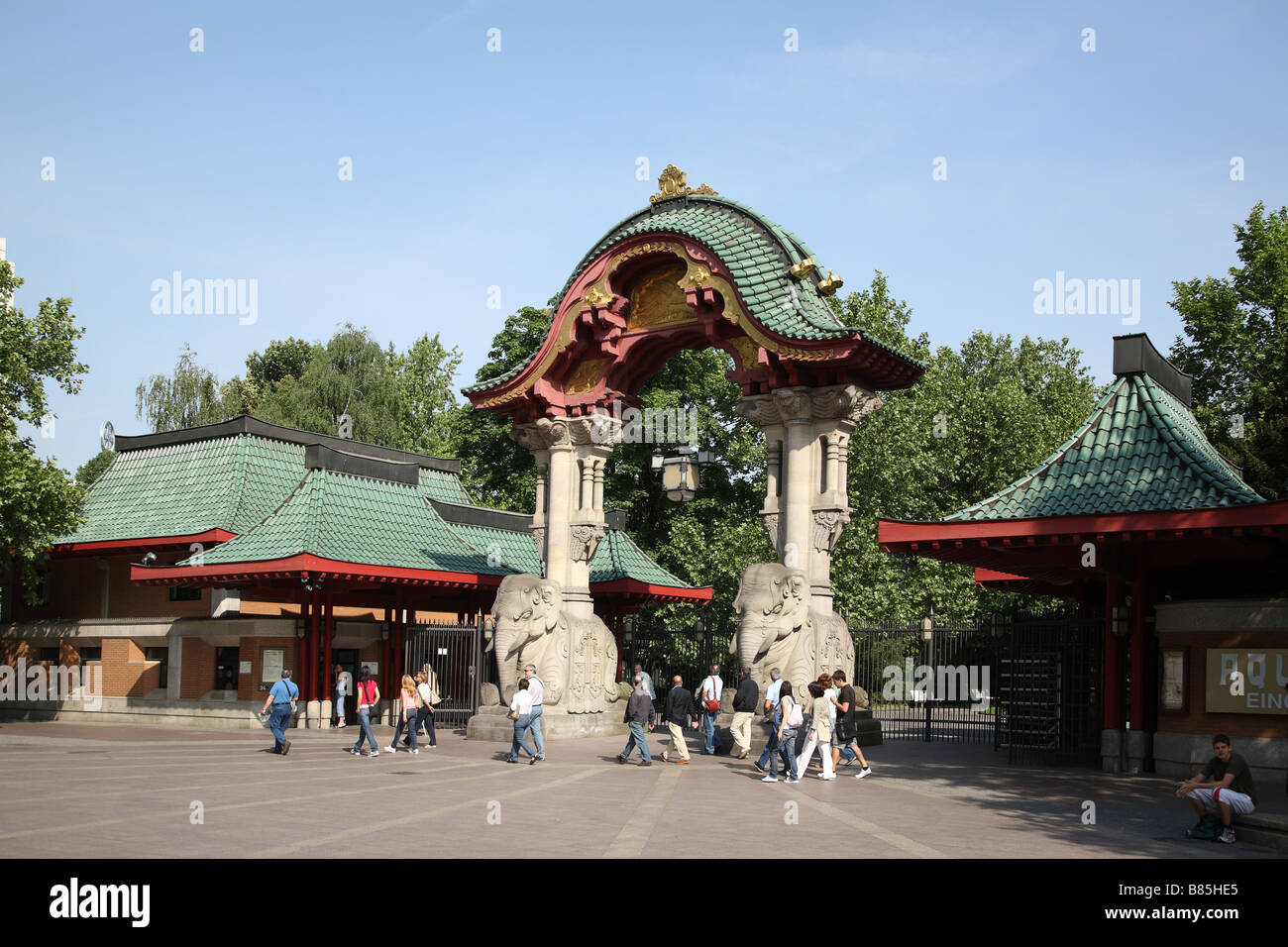 Berlin Elefantentor Elephant Gate Budapester Straße Street Str Stockfoto
