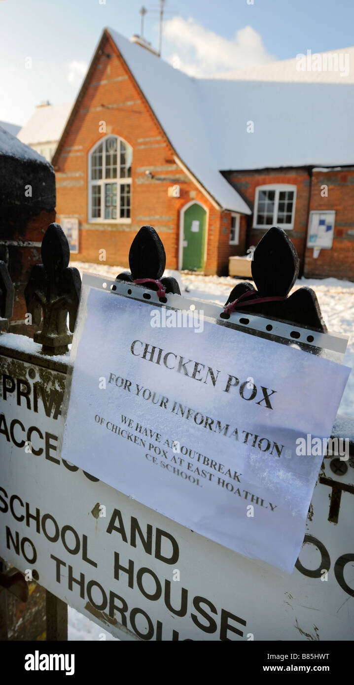 Ein Schild an den Schultoren warnt die Eltern vor einem Ausbruch von Windpocken in der Dorfgrundschule von East Hoathly, East Sussex, Großbritannien. Stockfoto