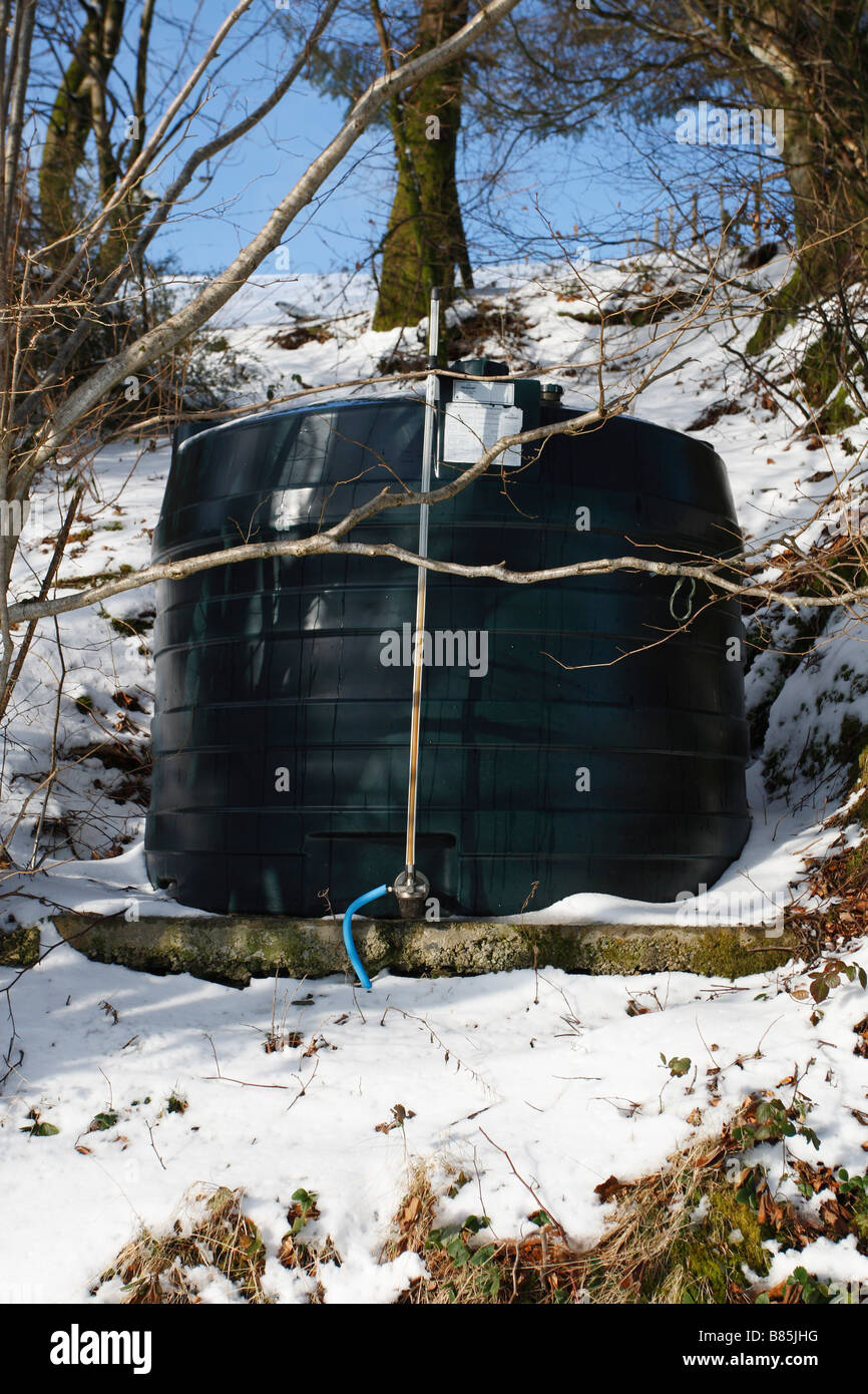 ZENTRALHEIZUNG ÖL-LAGERUNG TANK IM SCHNEE Stockfoto