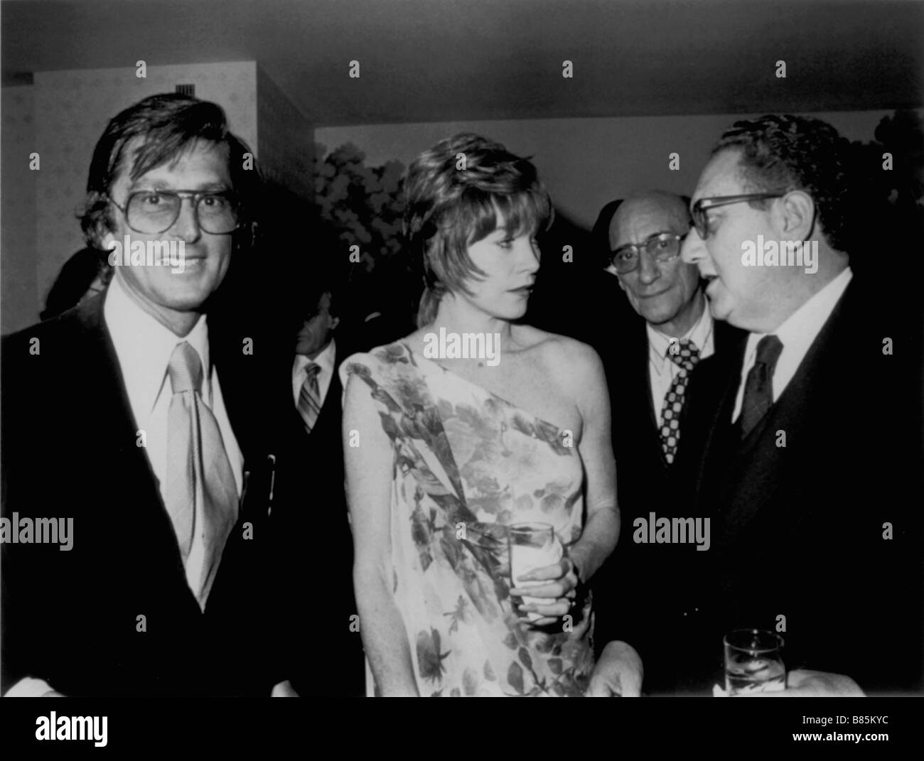 Das Kind bleibt auf dem Bild das Kind bleibt in der Bild Année : 2002 - USA Robert Evans, Shirley MacLaine, Henry Kissinger Direktor: Nanette Burstein Brett Morgen Stockfoto