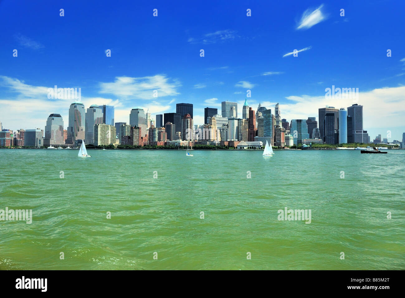 Blick von einem Boot nördlich in Richtung der unteren Skyline von Manhattan in New York City, New York, USA. Stockfoto