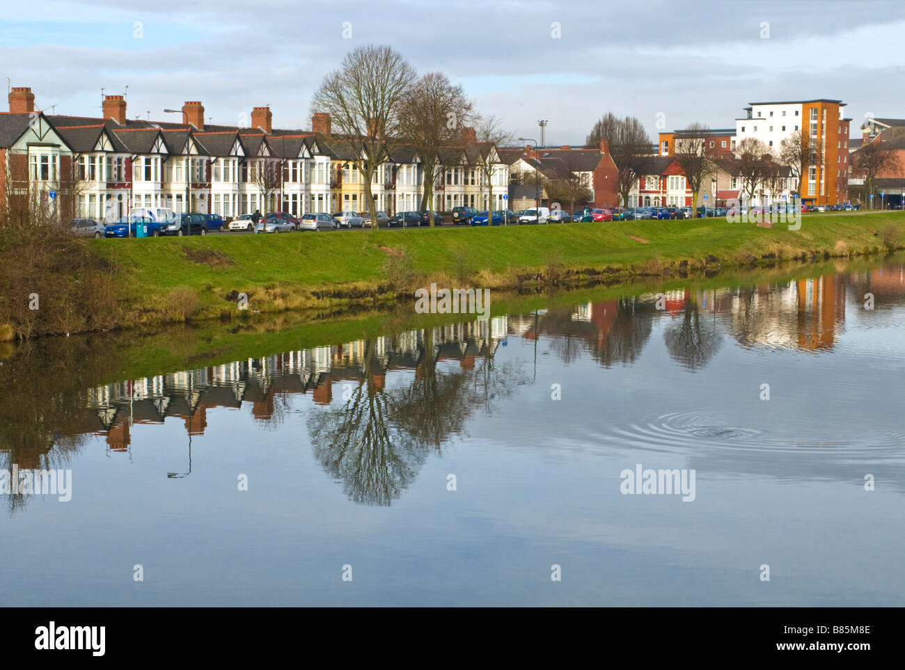 Taff Böschung spiegelt sich in den Fluss Taff Cardiff Stockfoto
