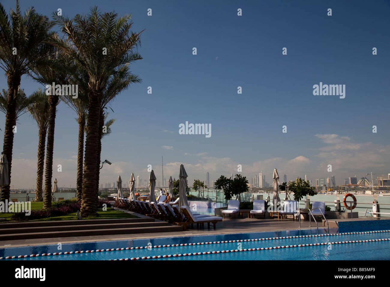 Skyline von Dubai aus Swimmingpool des Hotels Stockfoto