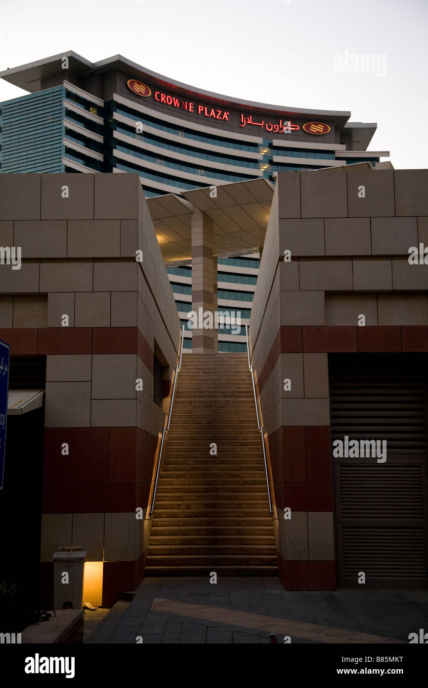 Crowne Plaza Hotel Exterior Dämmerung Dubai Vereinigte Arabische Emirate Stockfoto